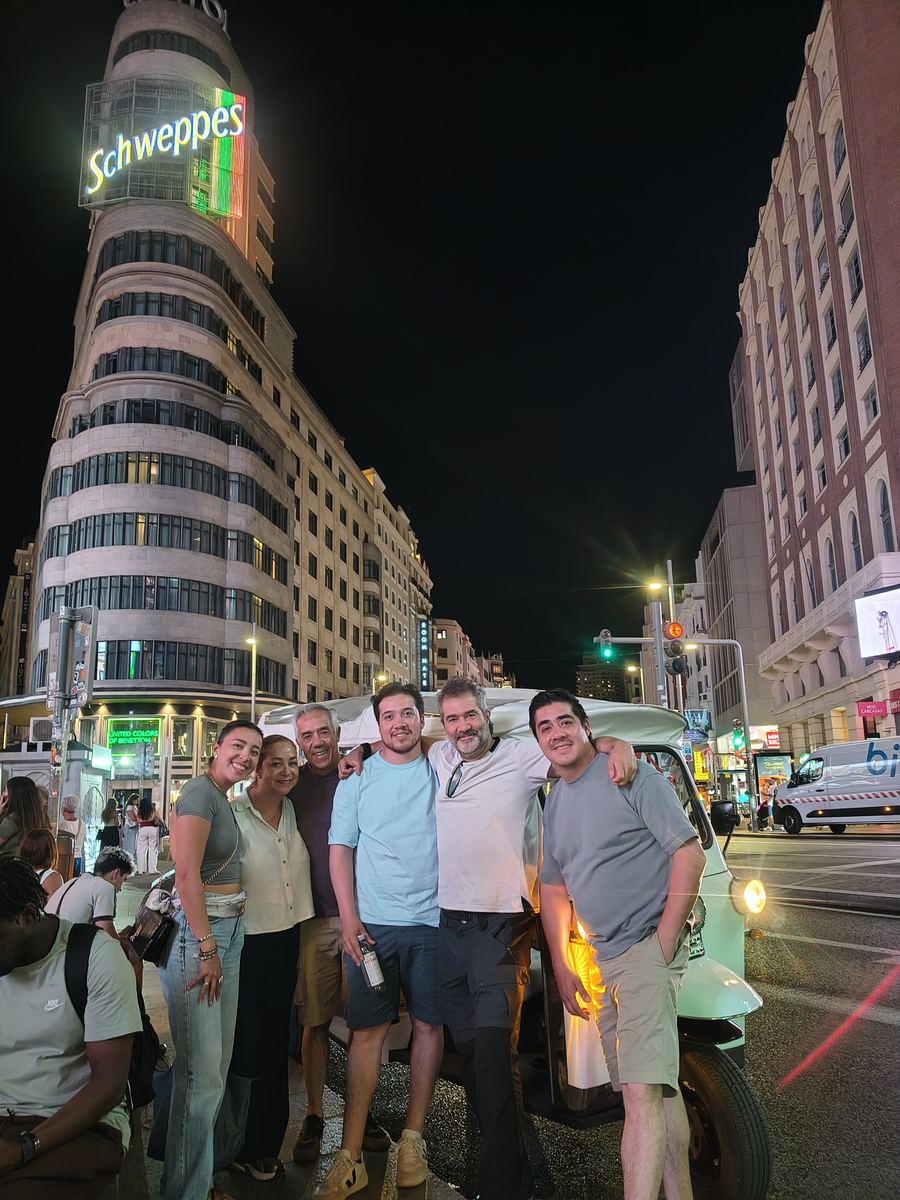Night Tuk Tuk tour on Gran Vía with the Schweppes building, Madrid
